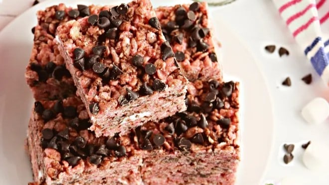 Experience the flavor of strawberries and chocolate chips in this delightful Rice Krispies Treats recipe variation. It’s a great way to satisfy your sweet tooth and incorporate strawberries and chocolate.
