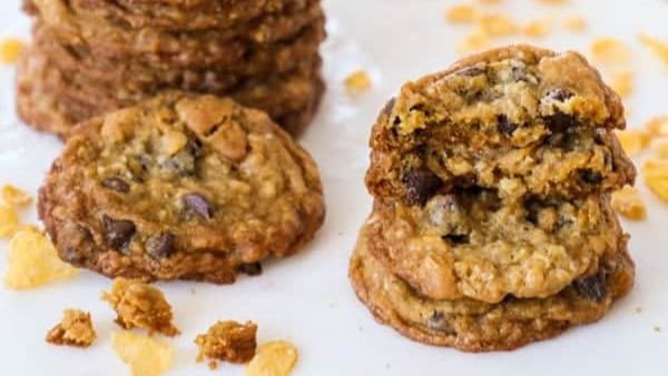 These irresistible cornflake cookies combine the cereal's signature crispiness with a soft and chewy middle.