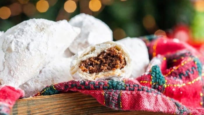 A decadent blend of velvety chocolate and nutty chestnuts, these cookies are a sophisticated treat that pairs perfectly with your afternoon espresso.