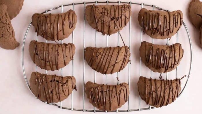 Encounter the rich, indulgent fusion where the beloved Latin American dulce de leche finds its way into a chocolate cookie empanada.