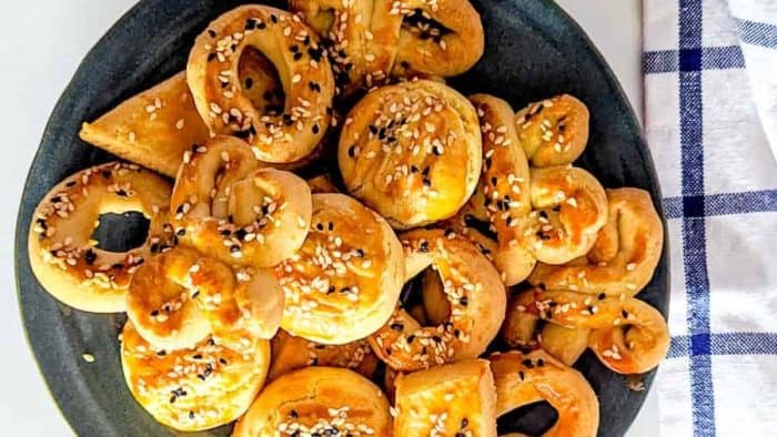 Enriched with the flavors of cheese and garnished with sesame and nigella seeds, these cookies are perfect for those who prefer a savory snack.