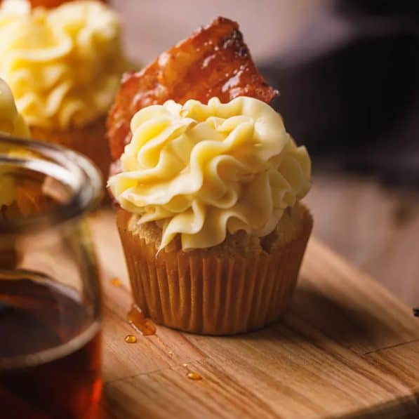For a playful breakfast, choose these maple bacon cupcakes placed on a wooden chopping board