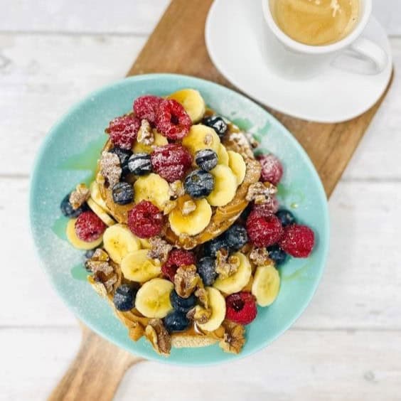 The satisfying combo of bananas and peanut butter makes for a nutrient-rich breakfast, while the bagels ensure a feeling of fullness that lasts until lunch.