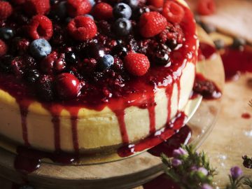 a whole fresh berry cheescake food photography recipe idea