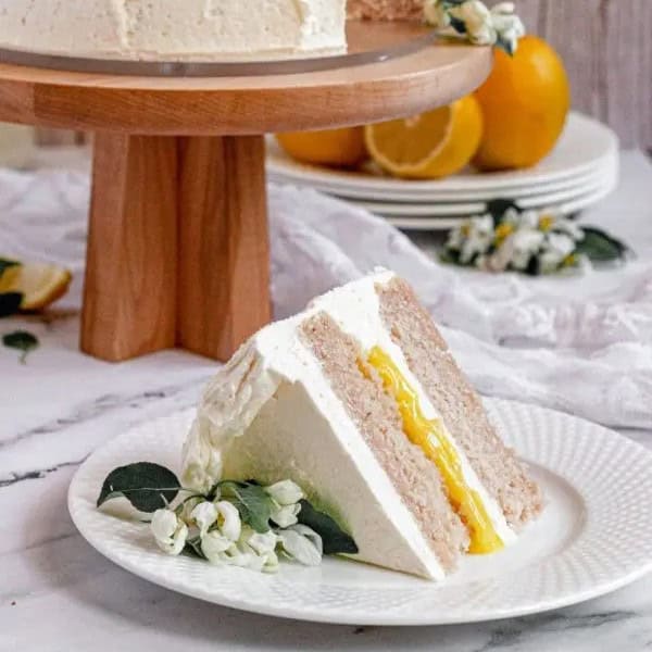 The real surprise here is the lemon curd cake filling sandwiched between the cake layers, ensuring a heavenly bite without the need for eggs.