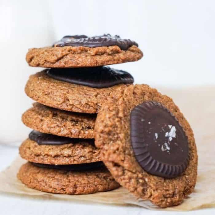 The recipe gives you sweet, dairy-free chocolate peanut butter cups encased in a rich, chewy peanut butter cookie base, proving that dietary restrictions need not get in the way of your indulgence. 