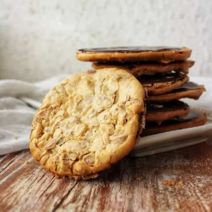 The key to giving these florentine cookies a delicate and lacey texture that’s full of European flair? It’s simple: a mix of egg whites, honey, sugar, and orange zest.