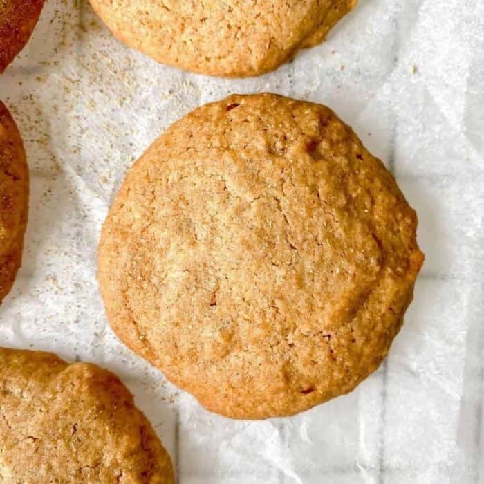 They’re made with simple ingredients like spelt flour, coconut oil, and pure honey, and they’re spiced up with a dash of cardamom to keep things interesting while maintaining tradition. 
