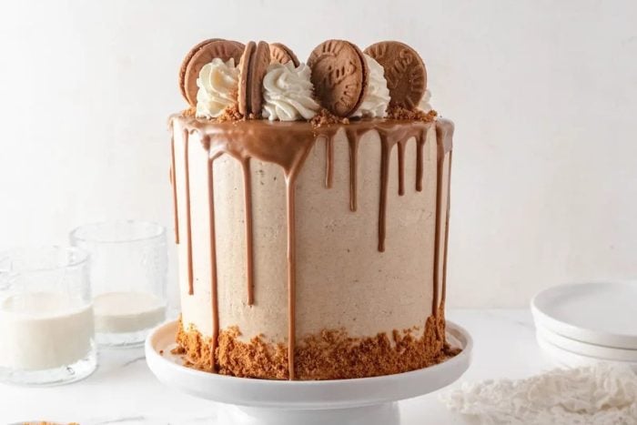 A breathtaking, spotlight-worthy concoction, this Biscoff drip cake features a fluffy sponge punctuated with bits of Biscoff cookies, all enveloped in a silky Swiss meringue buttercream kissed with cookie butter. 