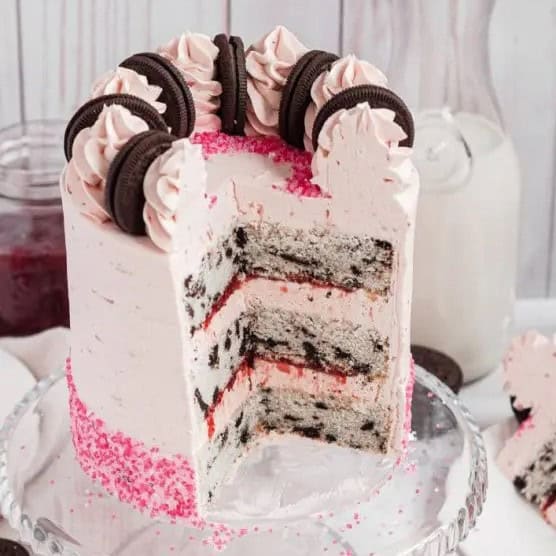 Playful, photogenic, and irresistibly decadent, this vegan and gluten-free cake combines the classic crunch of Oreos with the sweetness of strawberries! Each slice reveals a trio of fluffy vanilla cake layers, generously peppered with chunks of Oreos. 