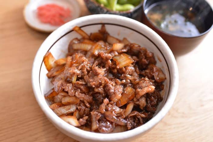 Thinly sliced beef, known in Japanese cuisine as gyudon, offers a lean but flavorful protein alternative.