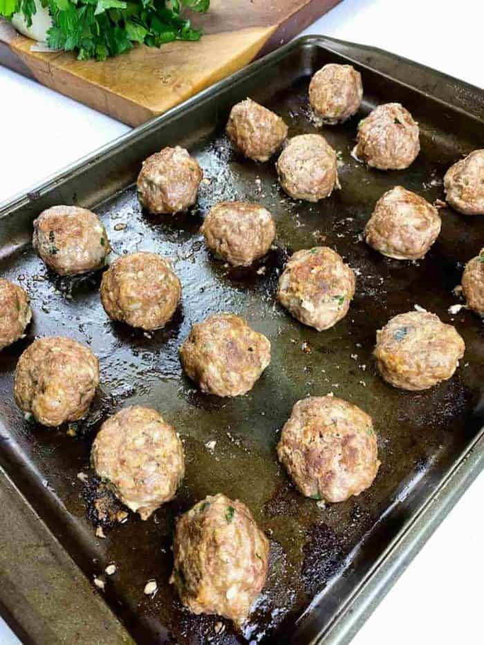 Place the two baking sheets in the oven for 8 minutes. Remove them from the oven and turn each of the meatballs using a spatula. Return them to the oven, placing each baking sheet on a different rack from where it was originally.