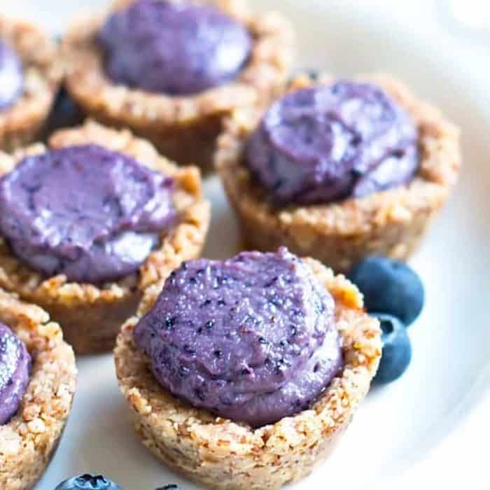 These no-bake healthy blueberry tarts are an explosion of textures and flavors, ideal for those seeking a sweet, fruity, and wholesome finale to their Easter feast.