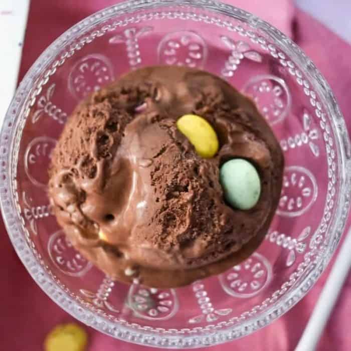 Creamy and rich, this ice cream is dotted with vegan mini eggs, providing a delightful crunch that complements the smoothness of the ice cream.