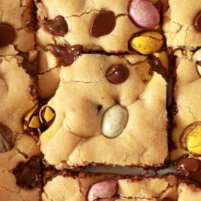 These vegan egg-shaped cookie bars are a joyous celebration of Easter, combining the nostalgia of childhood treats with the inclusive joy of vegan baking.