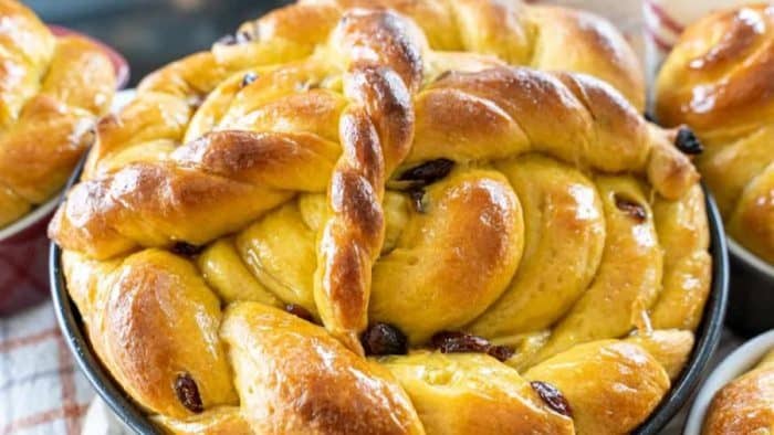 This vegan version of the traditional sweet bread is soft, fluffy, and dairy-free. It’s sure to steal the spotlight during your Easter gatherings.