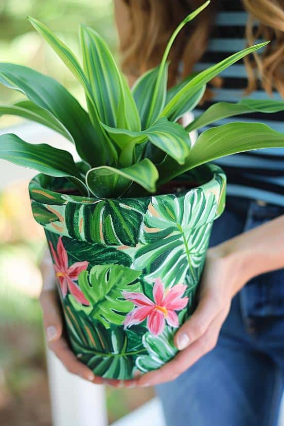 These hand-painted tropical foliage designs transport you to a sunny paradise, making even the smallest of spaces feel lush. 