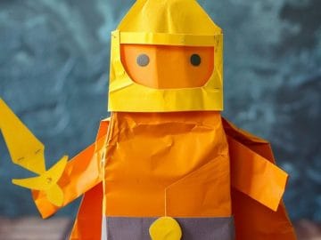 With his yellow sword and helmet, this brave knight is ready to go into battle and defend his castle!
