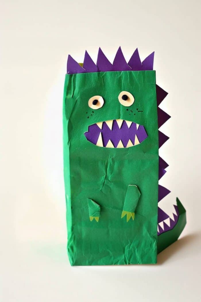 This paper bag dino lets out a roar with its wide-open mouth, sharp claws, and cool green color. It’s ready for action anytime your kids want to go all the way back to prehistoric times!