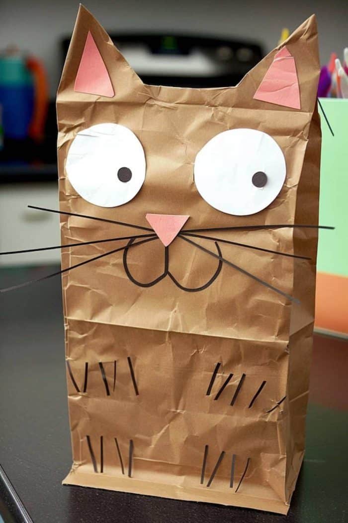 Featuring black whiskers and pink ears, this cat is perfect for kids to craft. The use of felt for the whiskers will make it a cozy addition to your kids’ craft collection.