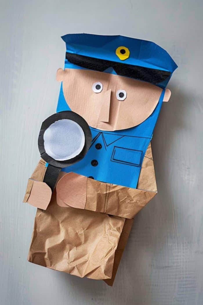 This detective can help them on their next case with a cool blue outfit and a magnifying glass: a must-have tool for investigation.