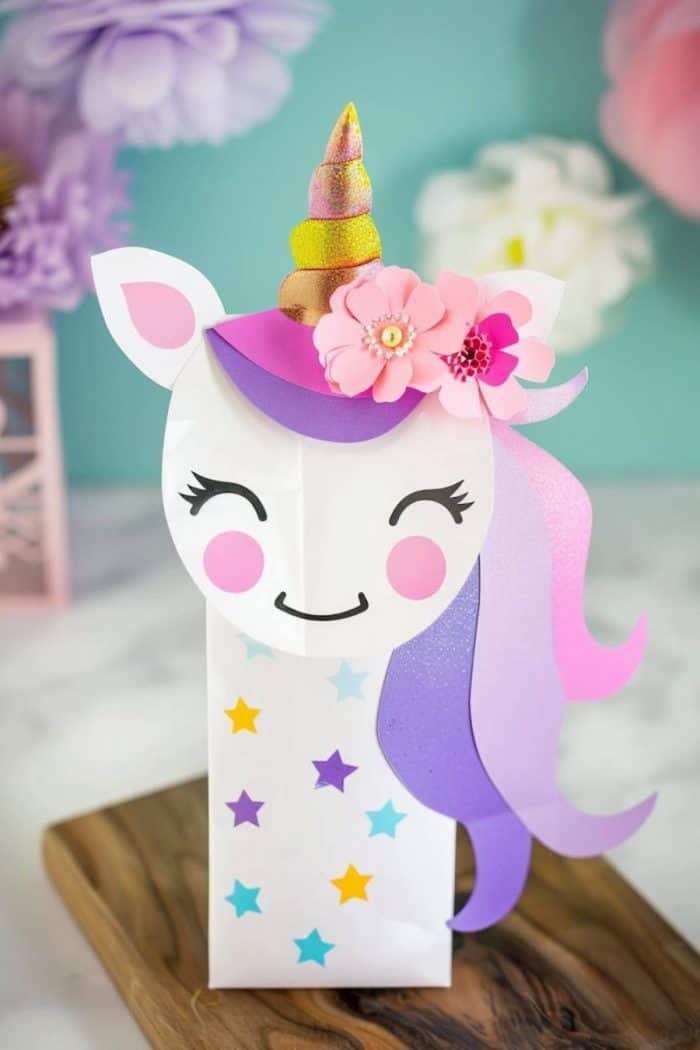Made of sparkly paper, the horn of this paper bag unicorn and its hair are just adorable with enchanting, pastel hues. The paper flowers on its head are the cherry on top of this cute design!