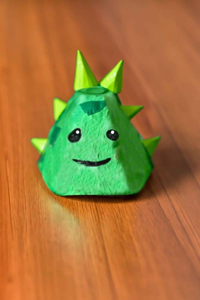Create dinosaurs from egg carton sections, cutting and shaping them to form the body and tail. Paint each dinosaur in greens, browns, or patterns, and add spikes or plates from additional carton pieces or paper for texture and detail.