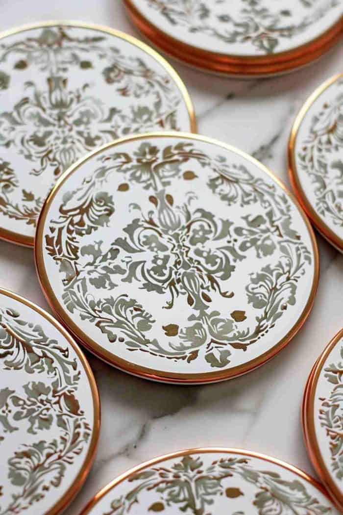 Adorn coasters with ornate filigree designs for a touch of luxury. These embellished coasters can elevate the sophistication of any social affair.