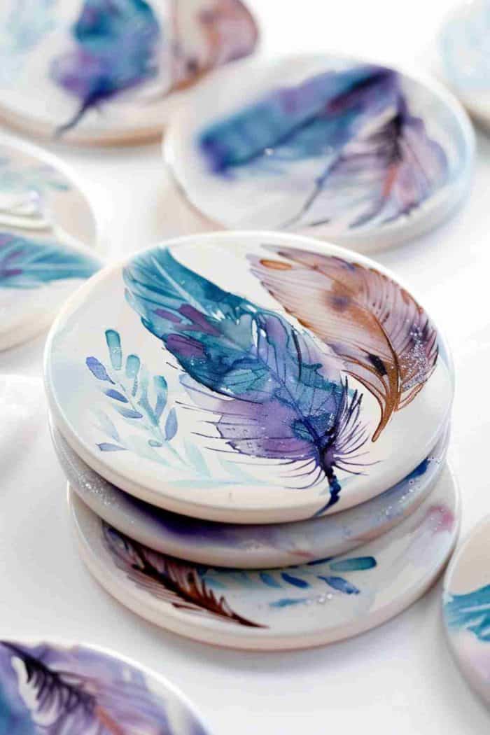 Decorate coasters with the soft imagery of feathers, each brushstroke capturing their delicate nature. These feather-painted coasters can bring an element of elegance and tranquility to your beverage experience.