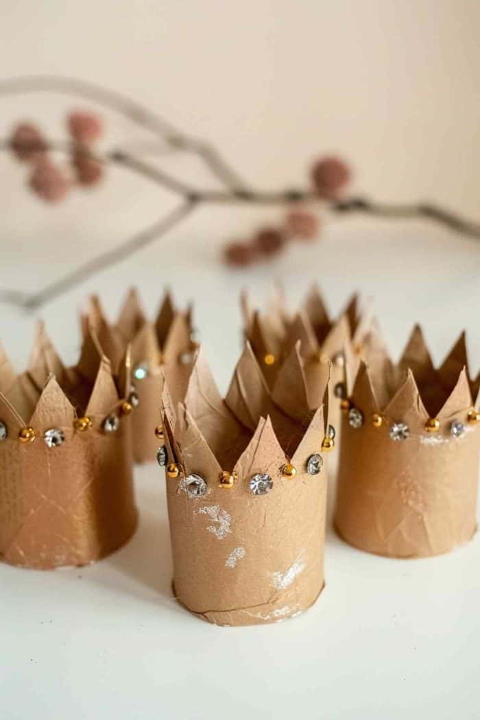 Craft princess crowns from the top half of toilet paper rolls, cutting zigzag patterns to create peaks. Adorn them with gems to emulate real jewels.
