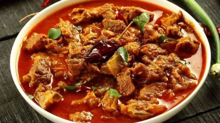 Infused with an array of traditional spices like fennel and ginger and colored naturally with ratan jot, this dish is a true feast for the senses. 