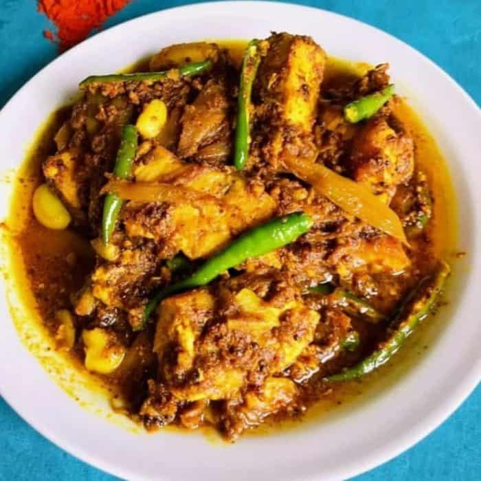 It features pan-seared fish fillets drenched in a mustard-based sauce with generous helpings of achard masala paste, garlic, green chilies, and shallots. 