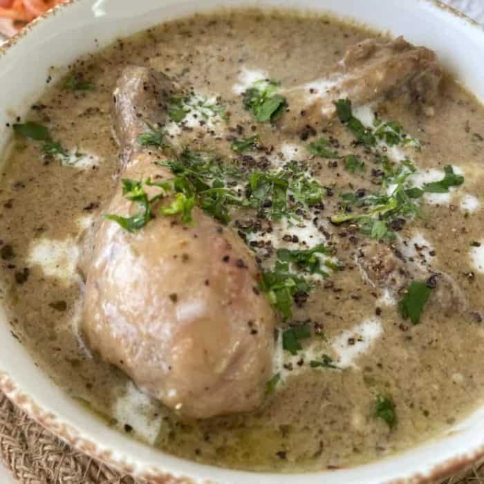 A lighter yet equally tantalizing version of the classic karahi, this version has chicken pieces simmered in a fragrant, yogurt-based sauce. 