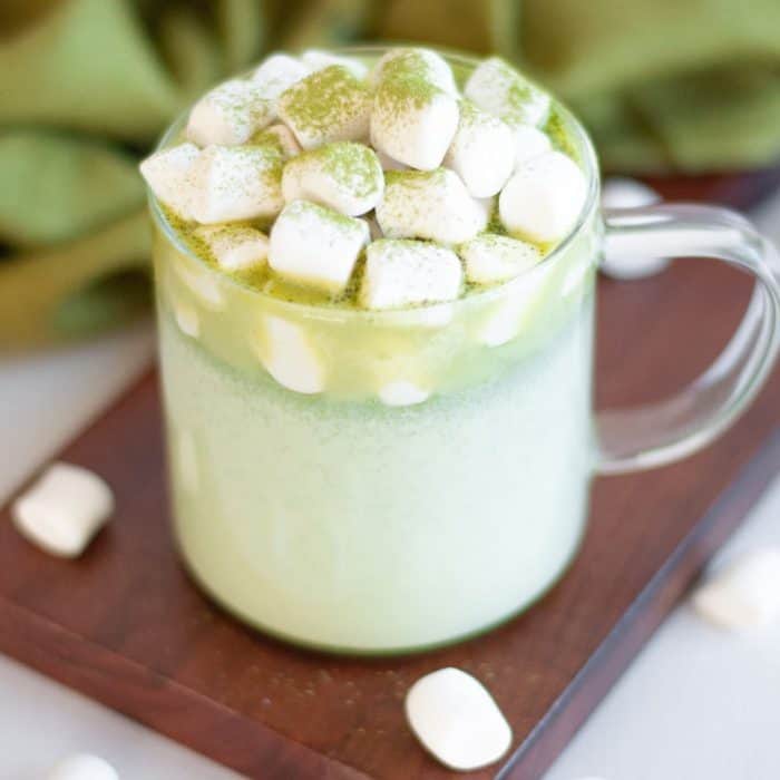 Cozy moments are made even sweeter with this hot beverage, featuring a luxurious blend of creamy white chocolate and aromatic matcha. 