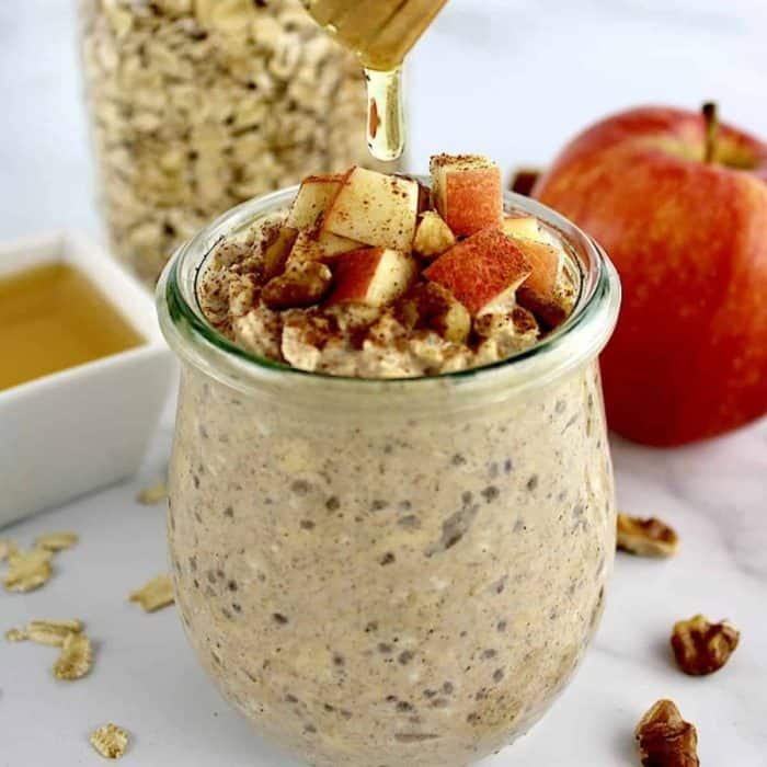 The classic combination of apples and cinnamon echoes the coziness of a traditional apple pie while melding with the heartiness of oats and the creaminess of Greek yogurt.