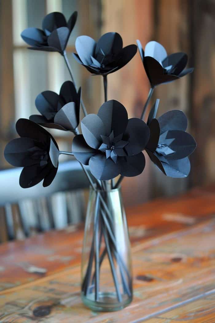 Take these black construction paper flowers, for example, which can be arranged in a vase for a spooky yet elegant bouquet. 
