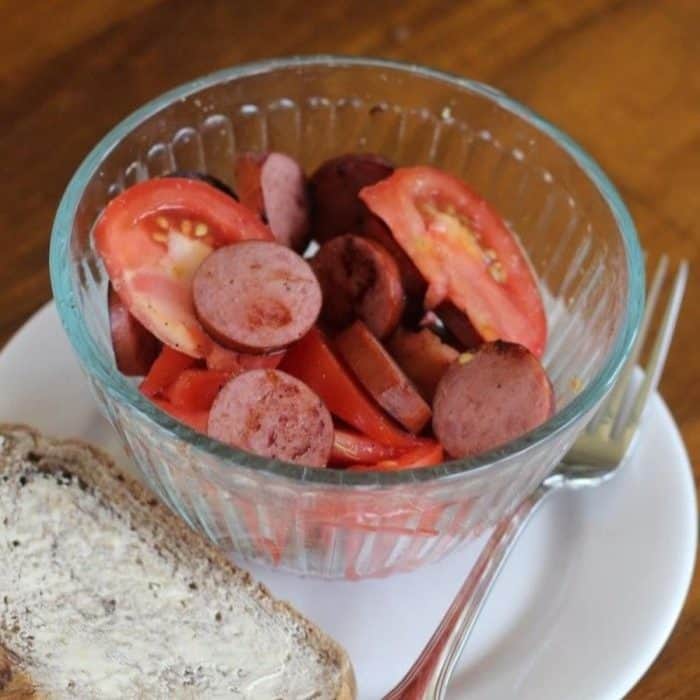 This quick and easy tomato and kielbasa salad comes together in just 5 minutes, with an additional few minutes to pan-fry the kielbasa.