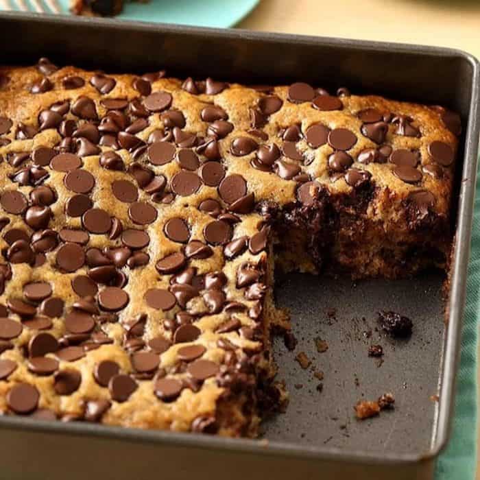 Not only is it amazingly moist and naturally sweet (thanks to the ripe bananas), but it’s also studded with chocolate chips and subtly spiced with cinnamon.