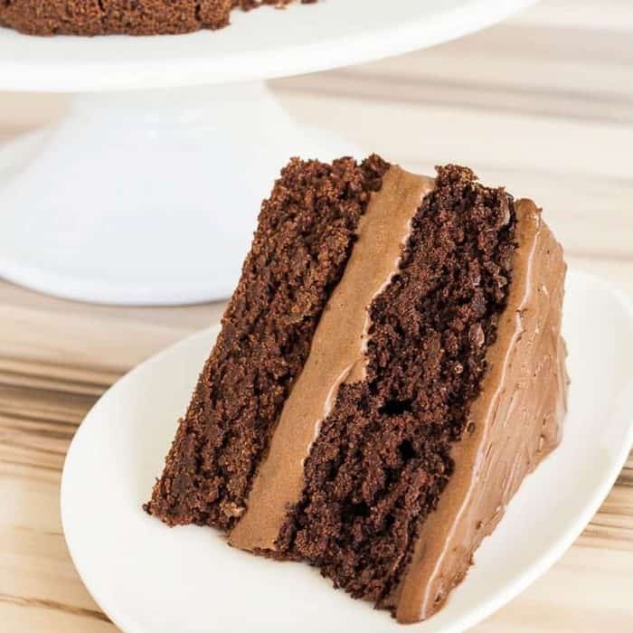 Vegan chocolate lovers, this recipe’s for you! This cake boasts a moist chocolate base that uses oat flour, baking soda, and apple cider vinegar for a fluffy but rich texture. 
