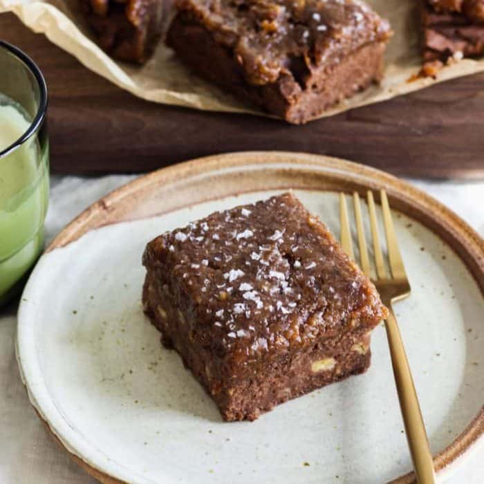 Together with cacao, plant-based milk, and a mix of oat and almond flour, the bananas form the foundation of this cake. 