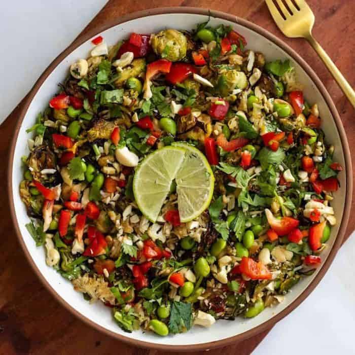 It’s a creative twist on traditional salads, featuring perfectly baked Brussels sprouts and jasmine rice that offer cozy warmth on chilly winter evenings.