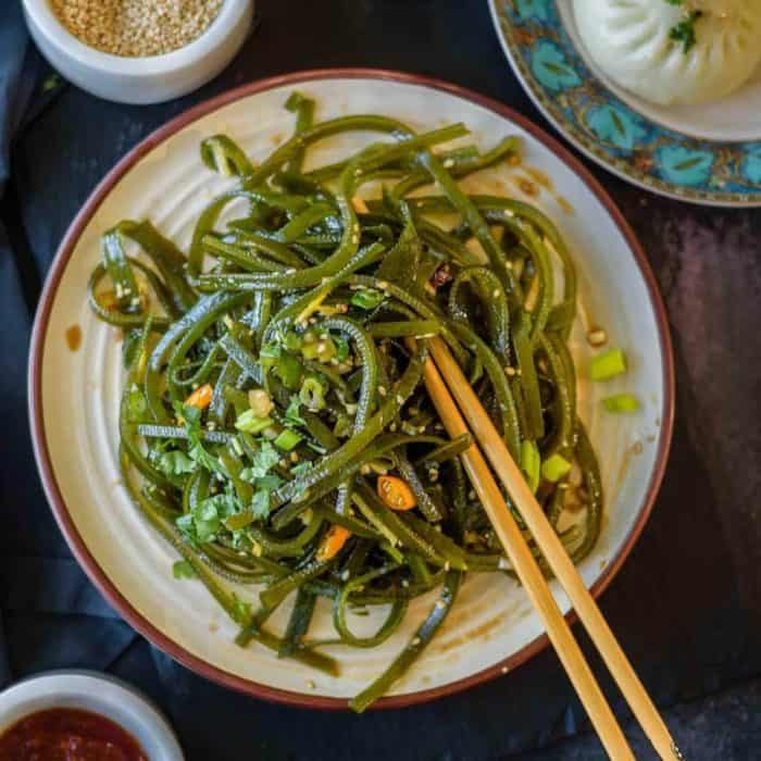 The delicate strands of seaweed here offer umami flavors with a slippery texture, and they’re complemented by a blend of Chinese cuisine-inspired seasonings. This gives you a unique