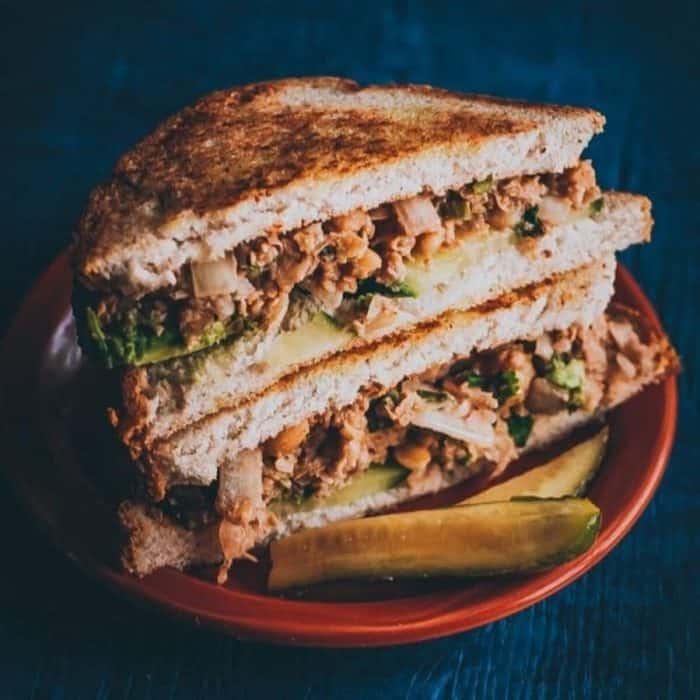 Light yet filling, this sandwich is a breeze to make! Simply mash up chickpeas, pickles, onions, pickles, raw walnuts, cilantro, and other flavorful ingredients. 