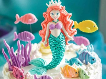 On top of this cake is a lively underwater scene with a mermaid surrounded by colorful fish — perfect for kids who love the ocean! To enhance the underwater effect, use white frosting to create bubbles. 